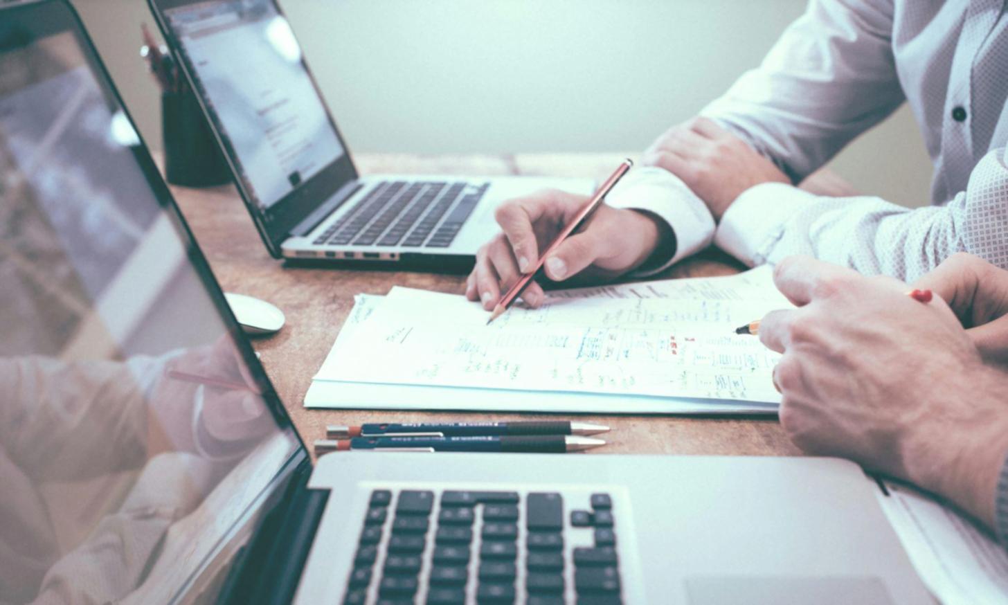 Earnings calendar with notification system